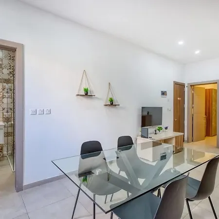 Cosy In Ta' Xbiex Close To Promenade