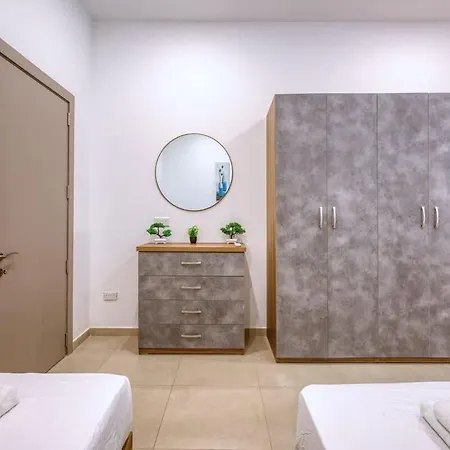 Cosy In Ta' Xbiex Close To Promenade *