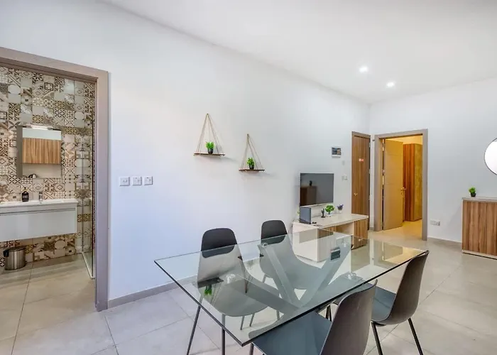 Cosy In Ta' Xbiex Close To Promenade