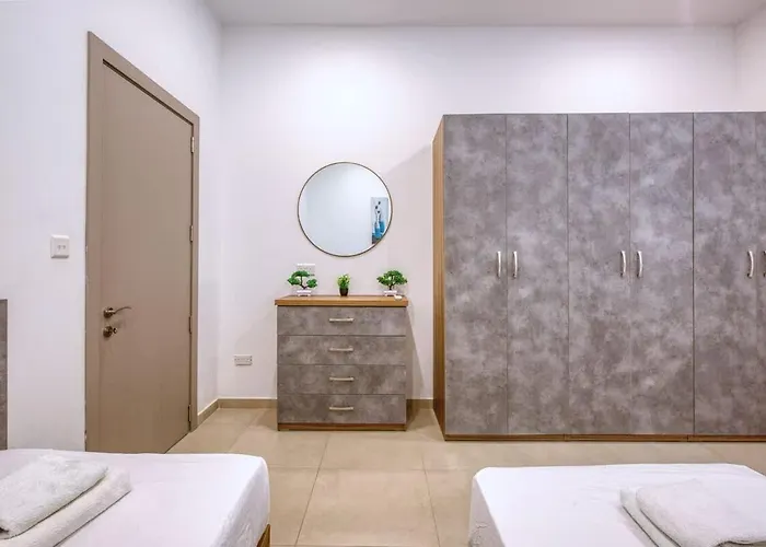 Cosy In Ta' Xbiex Close To Promenade *